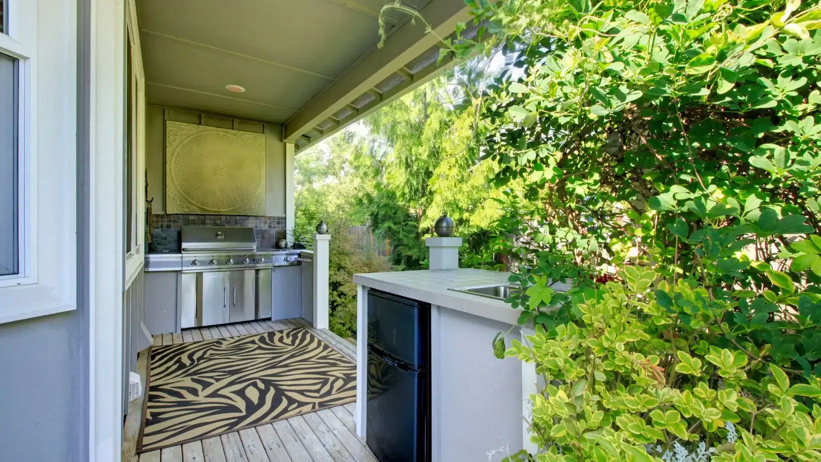 patio with a rug