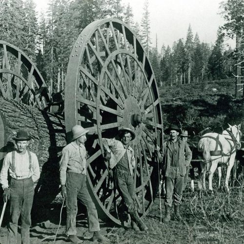 ancien picture of farmers with crafted lumber,